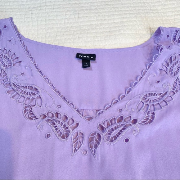 Torrid Light Purple Eyelet Flutter Sleeve V-Neck Blouse Top Size 5 - Picture 7 of 12